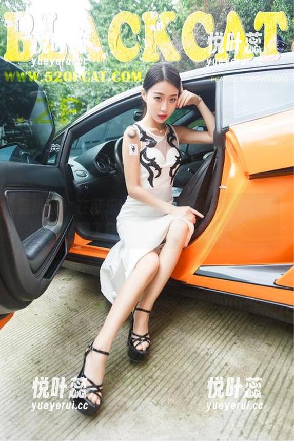 轰趴猫 - 在可乐Vicky的豹纹写真中，看到了肆意与自信的交织