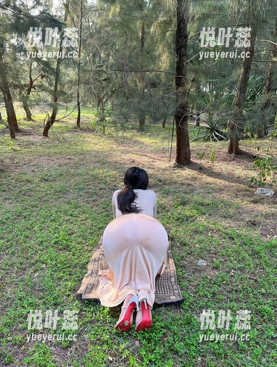 微密圈 - 图库里有个绝佳组合——迷人的五姨太与渐变丝袜的轻松配