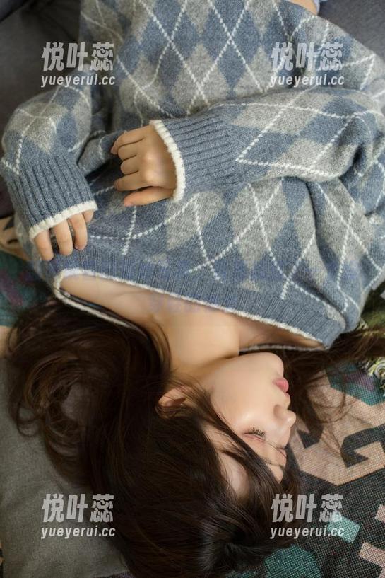 翻开镜酱的婚纱写真，竟然找到了一个没穿鞋的仙女