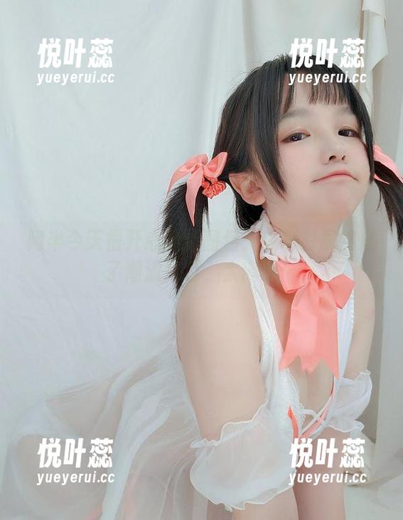 阿半今天很开心最新图包：白衬衫居然成了潮流风口，太离谱！