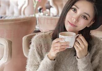 青豆客 - 施忆佳Kitty酱的定制图集：你以为是清纯，结果我们只是路过的“装嫩”的怪蜀黍！