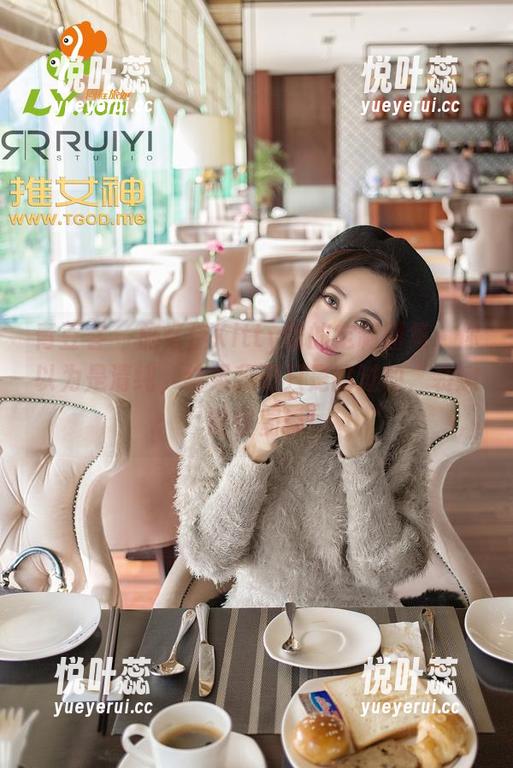 青豆客 - 施忆佳Kitty酱的定制图集：你以为是清纯，结果我们只是路过的“装嫩”的怪蜀黍！