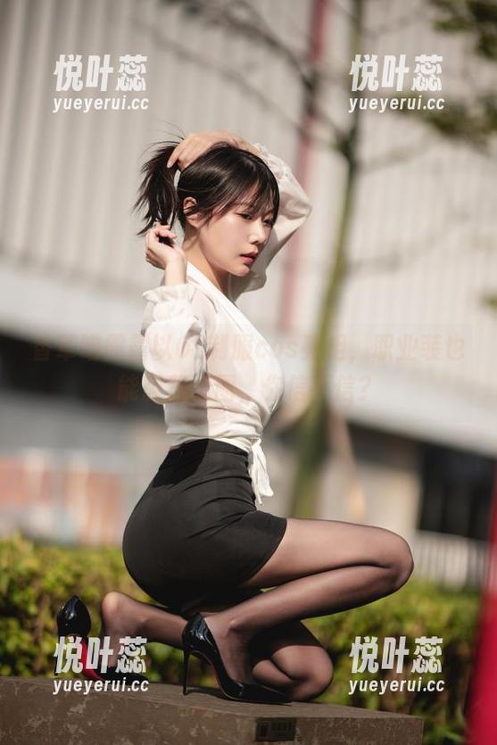 香草喵露露以OL制服cos亮相，职业装也能强势出圈，你信不信？
