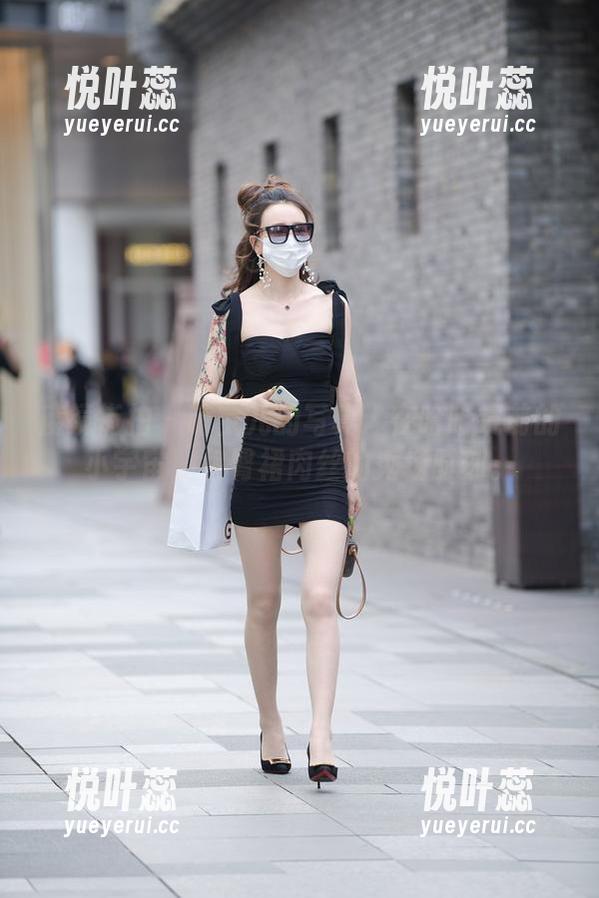 魔镜街拍 - 萌宝儿的写真：在哈哈镜前的小宇宙，包臀裙肉丝的秀场时刻。