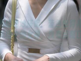 魔镜街拍的绝妙搭配：蓝色包臀裙配黑丝，私房美图中的女神，我有点哑口无言。