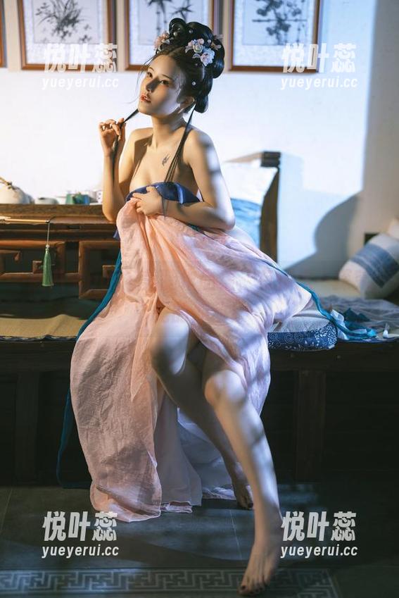 鹿八岁baby美腿作品集，有种想一探究竟的冲动！