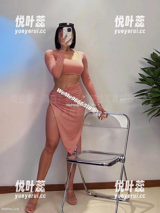 微密圈 - 黑白？鹿瑶的在线写真提醒你，别太依赖鲜艳色